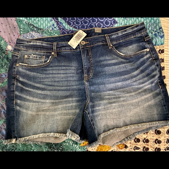 NWT Mid Rise MIDI Short - Vintage Stretch Medium Wash - Picture 2 of 3